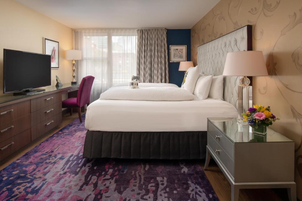 Staypineapple, Hotel Rose, Downtown Portland photo