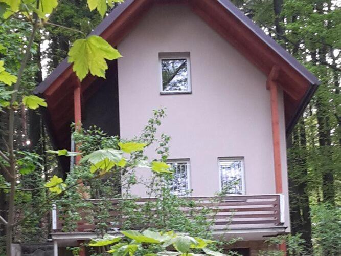 una pequeña casa con una ventana encima en Peaceful Holiday Home in Hol n with Garden, en Prachov