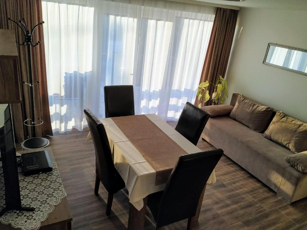 A seating area at Mogyorósi Apartman