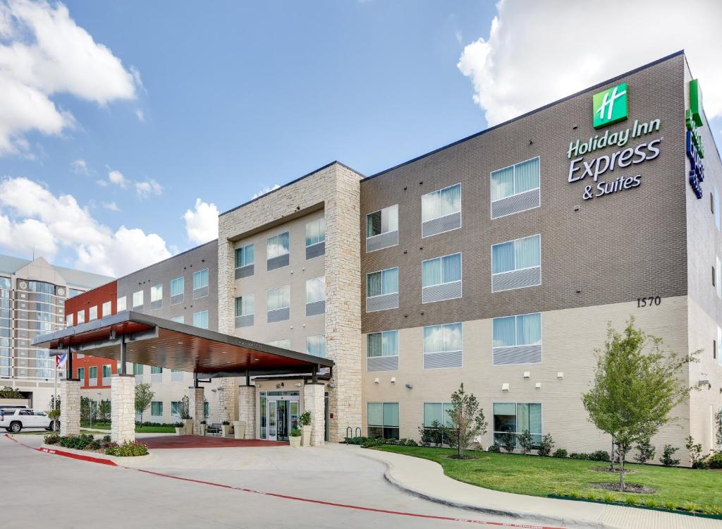 an exterior view of the hampton inn express suites at Holiday Inn Express & Suites Dallas NW - Farmers Branch, an IHG Hotel in Farmers Branch