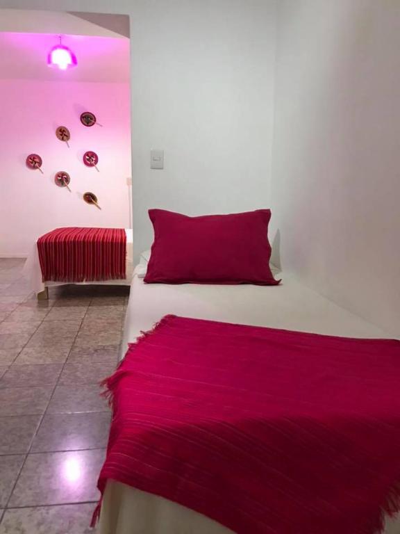 Postel nebo postele na pokoji v ubytování Hostal Tlaquepaque