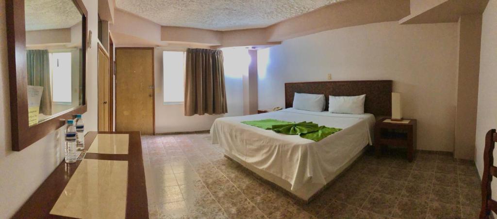 Postel nebo postele na pokoji v ubytování Hotel del Camino Real