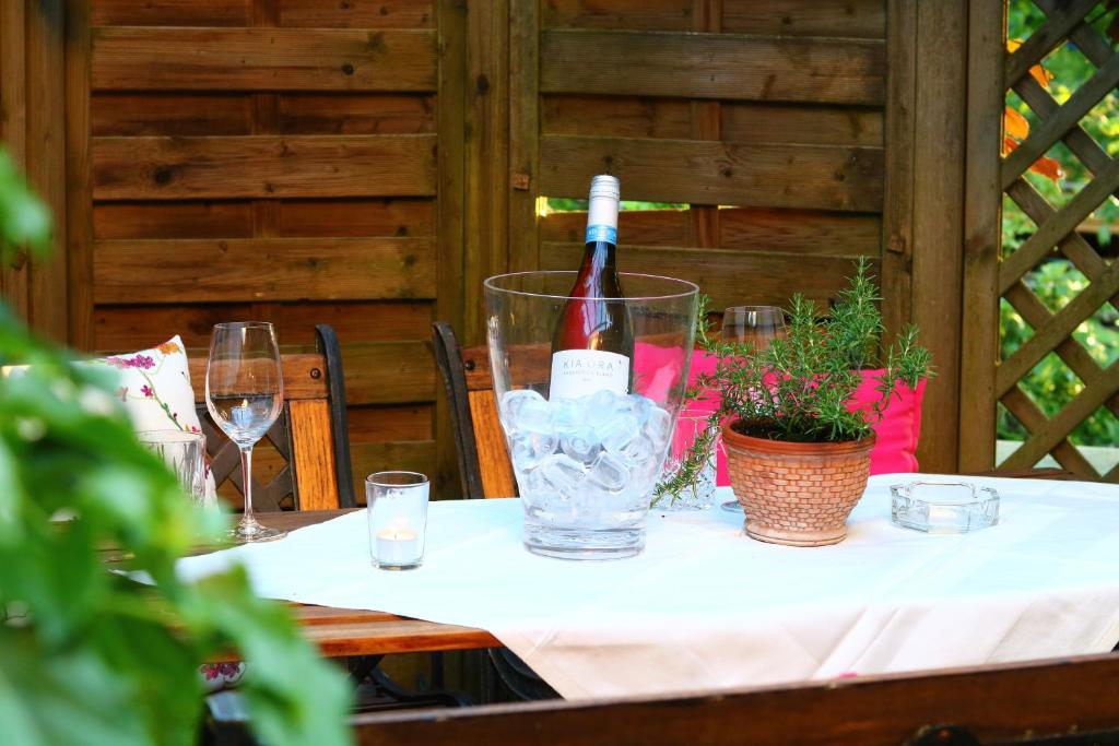 Nápoje v ubytování Kia Ora Hotel Restaurant