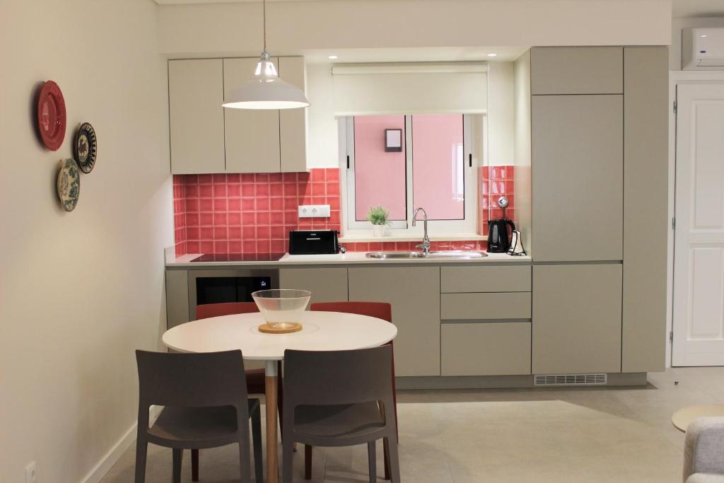 Kuchyň nebo kuchyňský kout v ubytování Cardeal Suites & Apartments