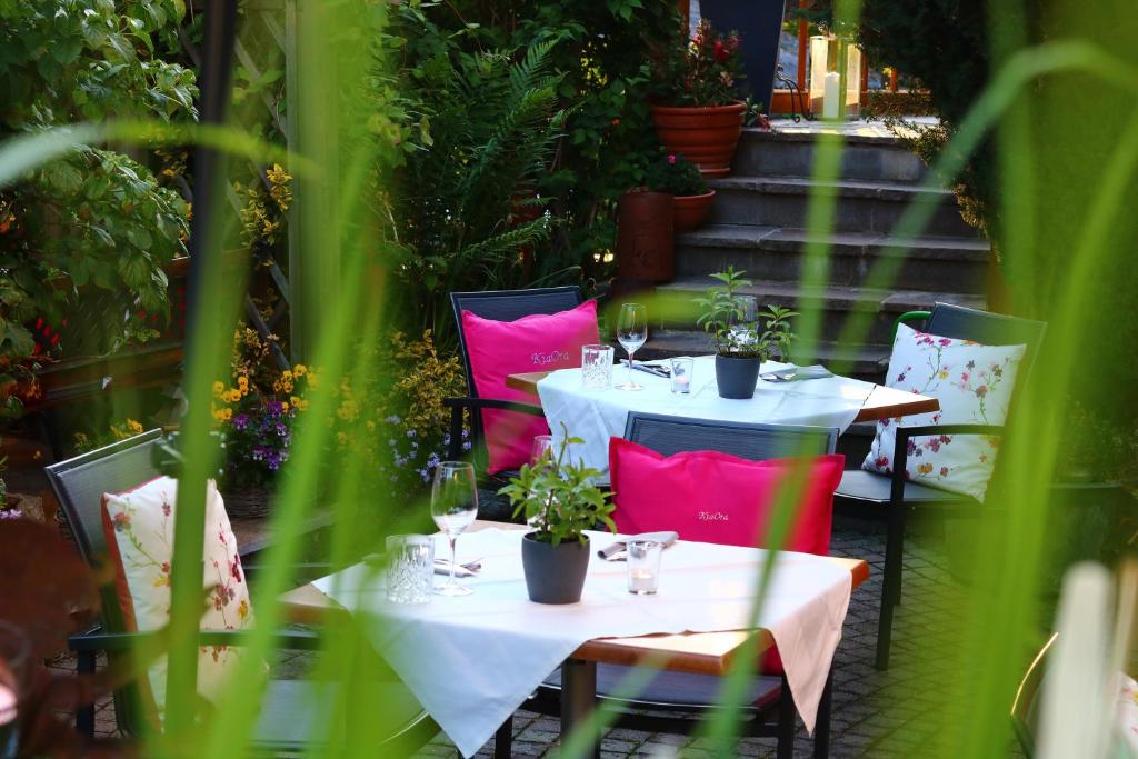 Zahrada ubytování Kia Ora Hotel Restaurant