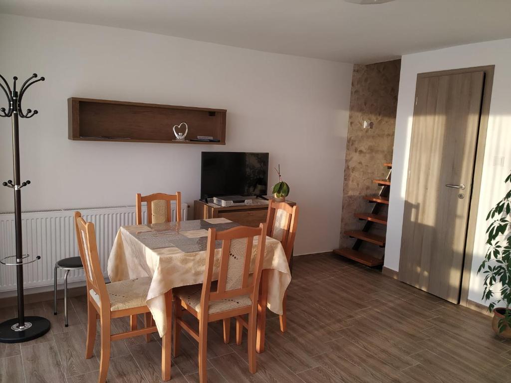 A television and/or entertainment centre at Mogyorósi Apartman