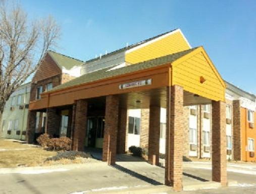 un edificio con un cartel en la parte delantera en Sunset Inn & Suites, en Lincoln