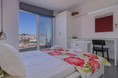 sypialnia z łóżkiem i oknem z widokiem w obiekcie Studio with private terrace and view of Acropolis! w Atenach