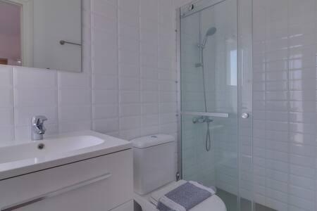 łazienka z prysznicem, toaletą i umywalką w obiekcie Studio with private terrace and view of Acropolis! w Atenach