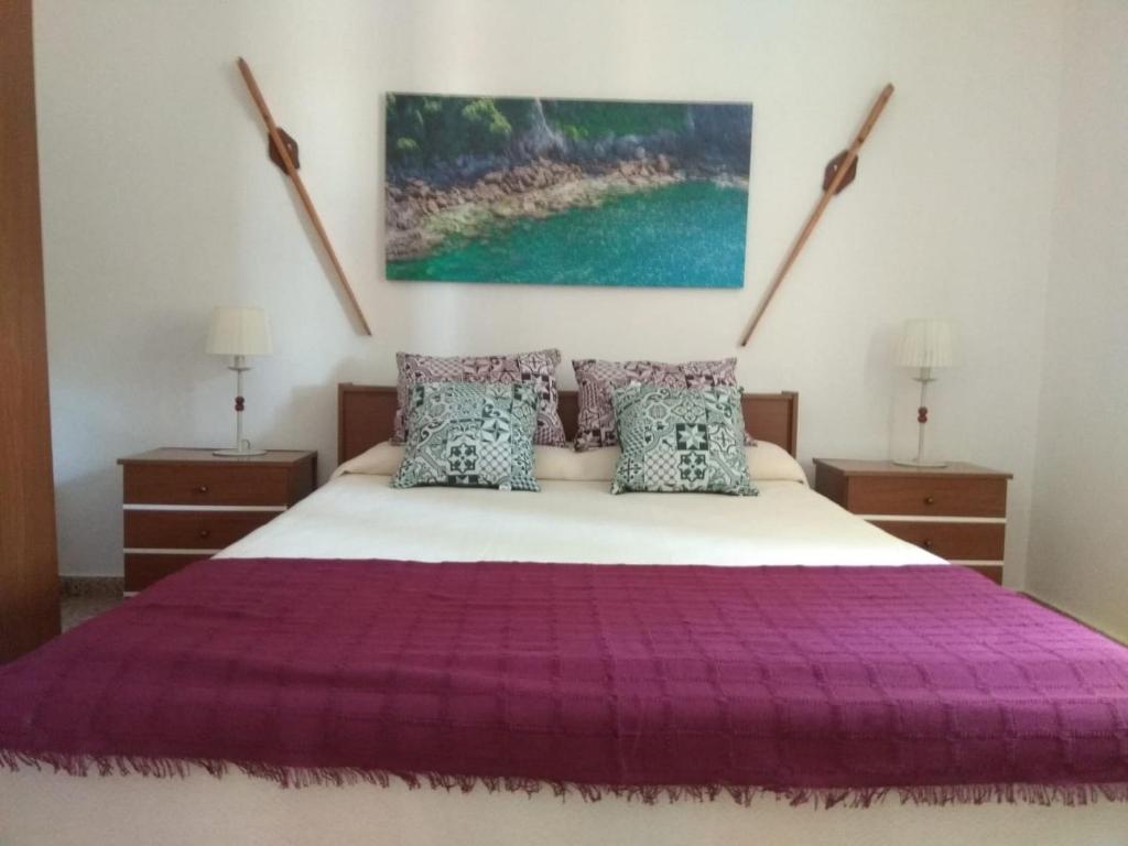 1 dormitorio con 1 cama con colcha púrpura en La Pasada, en San Andrés