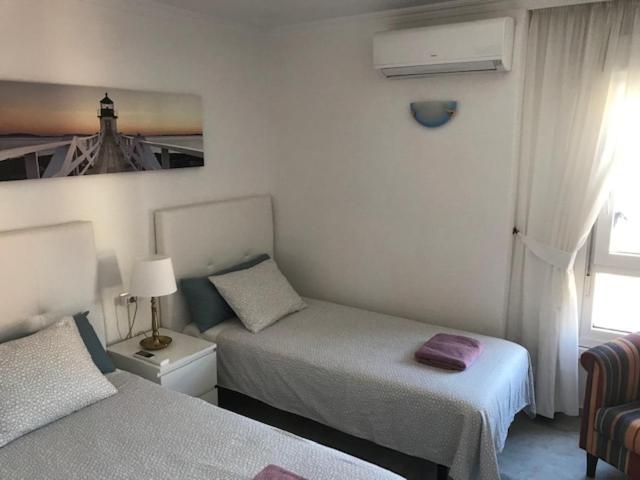 pokój hotelowy z dwoma łóżkami i oknem w obiekcie Costa del Oro con vistas al mar, Torrox Costa w mieście Torrox Costa