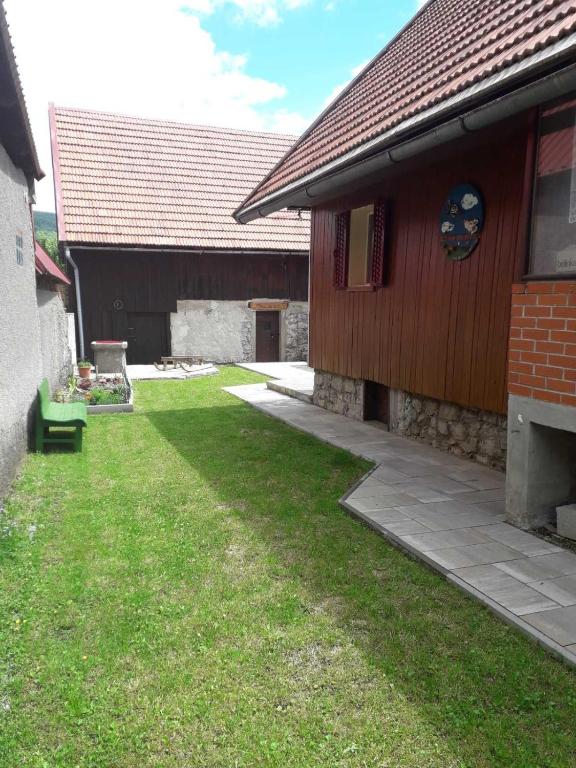 Budova, kde se chata nachází
