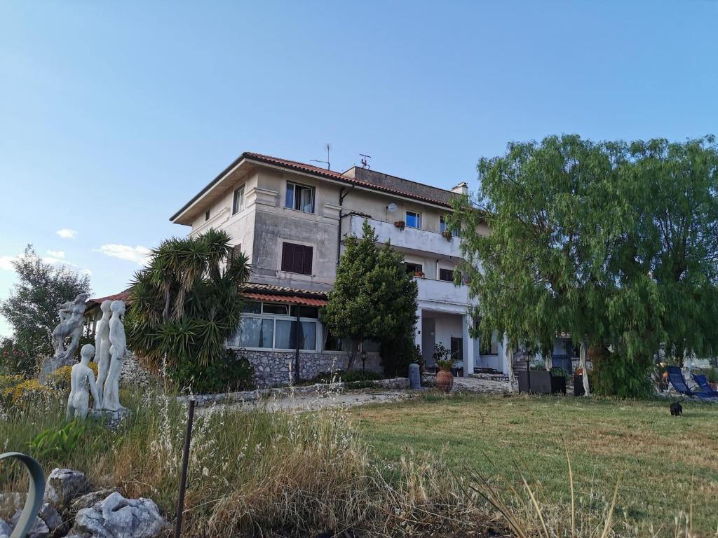 una casa con una estatua delante de ella en Villa Dei Romani - Country House, en Guidonia