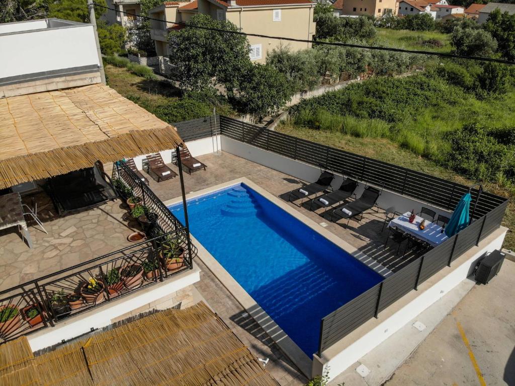 Bazén v ubytování Apartmani Jukic nebo v jeho okolí