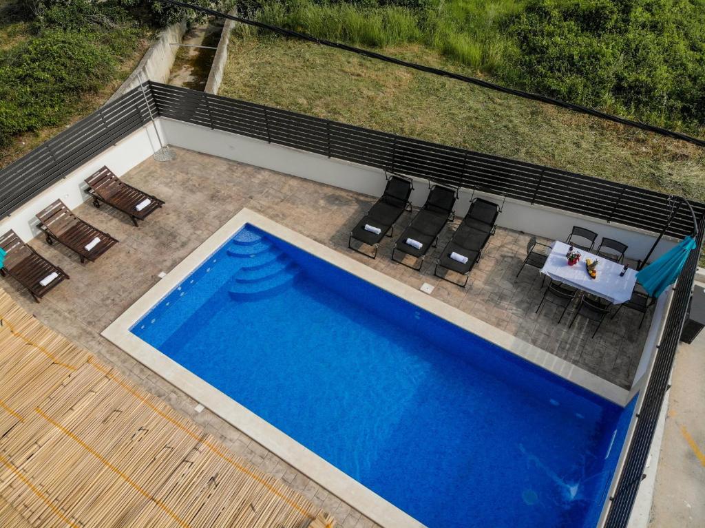 Bazén v ubytování Apartmani Jukic nebo v jeho okolí