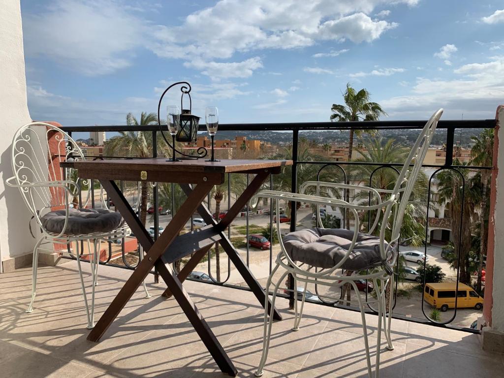 En balkon eller terrasse på Charming apartment with sea views, Playa Arenal, Javea