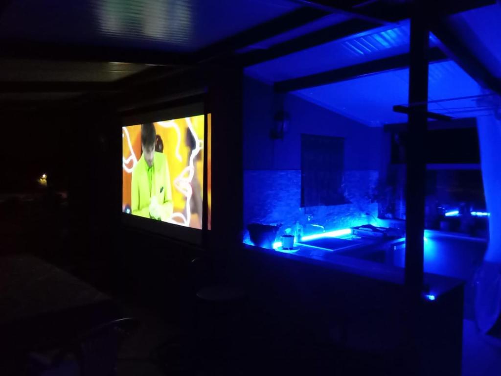 Televízia a/alebo spoločenská miestnosť v ubytovaní OrangeBalestrate