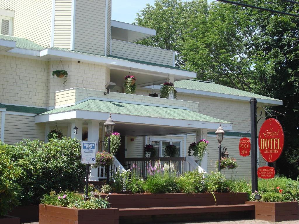 una casa con una señal de stop delante de ella en The Grand Hotel, en Ogunquit