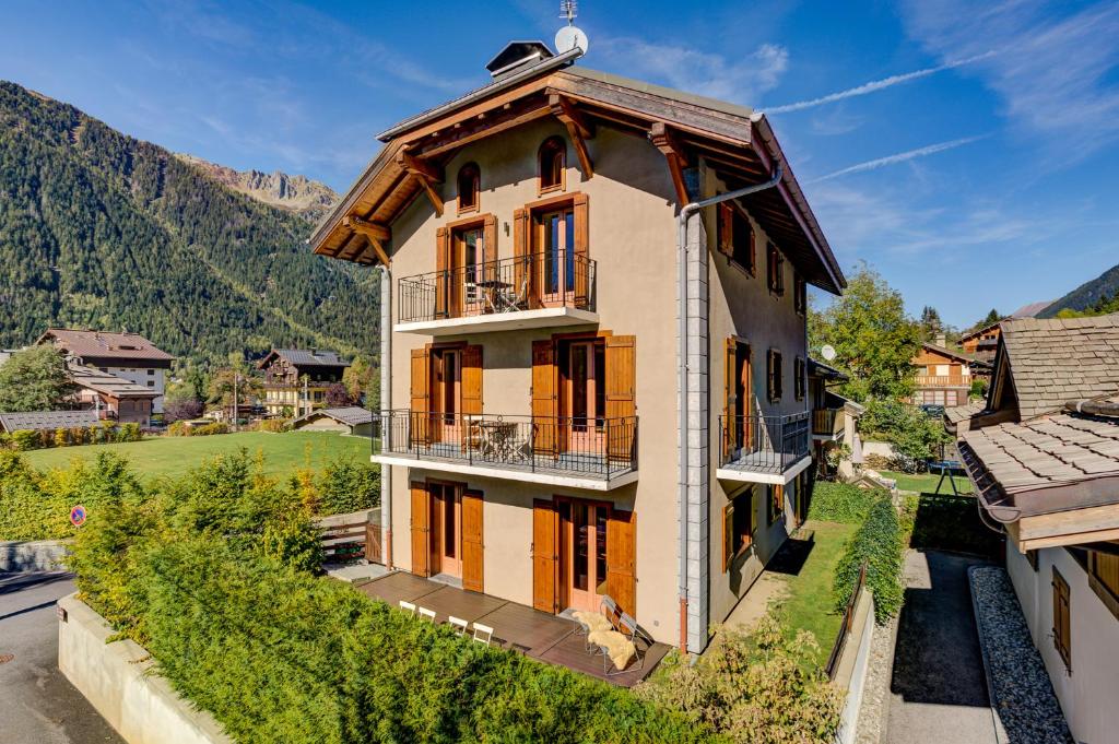 una foto di una casa con balcone di Villa Mont Blanc a Chamonix-Mont-Blanc