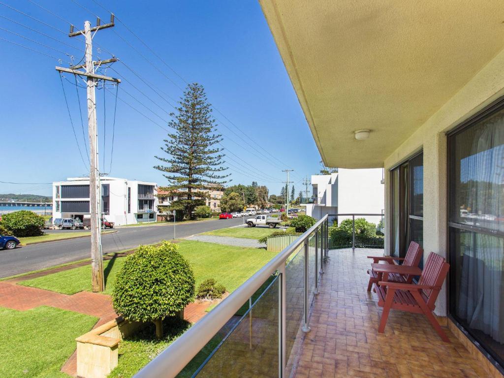 uma varanda de uma casa com vista para uma rua em Champagne Court 1 em Tuncurry