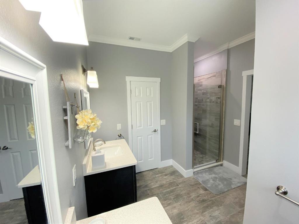 Koupelna v ubytování Mickeys Pearl - Phenomenal 7BR with 4 Master Suites Privacy Pool & Hot Tub Gas BBQ - 2 miles to Disney