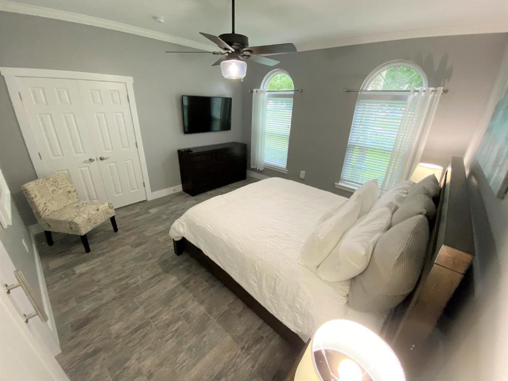 Postel nebo postele na pokoji v ubytování Mickeys Pearl - Phenomenal 7BR with 4 Master Suites Privacy Pool & Hot Tub Gas BBQ - 2 miles to Disney