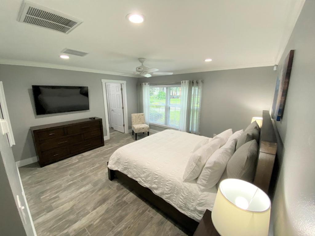 TV a/nebo společenská místnost v ubytování Mickeys Pearl - Phenomenal 7BR with 4 Master Suites Privacy Pool & Hot Tub Gas BBQ - 2 miles to Disney