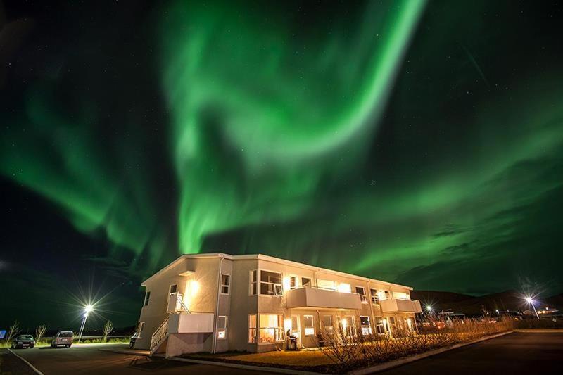 un edificio con la aurora boreal en el cielo en Borg Apartments en Hvolsvöllur