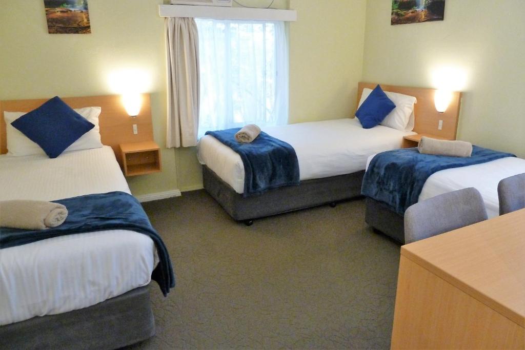 Postel nebo postele na pokoji v ubytování Sky Rider Motor Inn