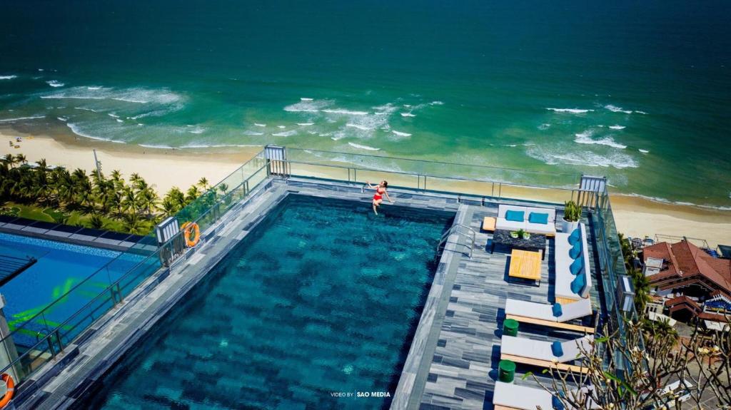 - une vue sur la piscine située à côté d'une plage dans l'établissement Minh Toan SAFI Ocean Hotel, à Đà Nẵng