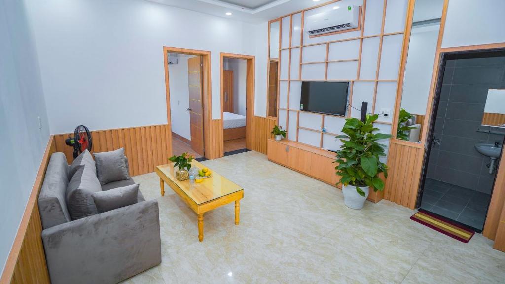 Minh Hung Apartment & Hotel - Queen Room With Two Queen Beds