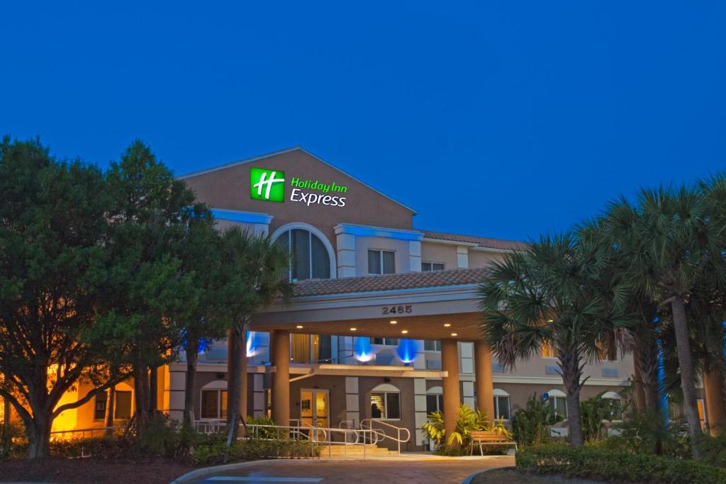 una representación de la parte delantera de un hotel en Holiday Inn Express West Palm Beach Metrocentre, an IHG Hotel en West Palm Beach