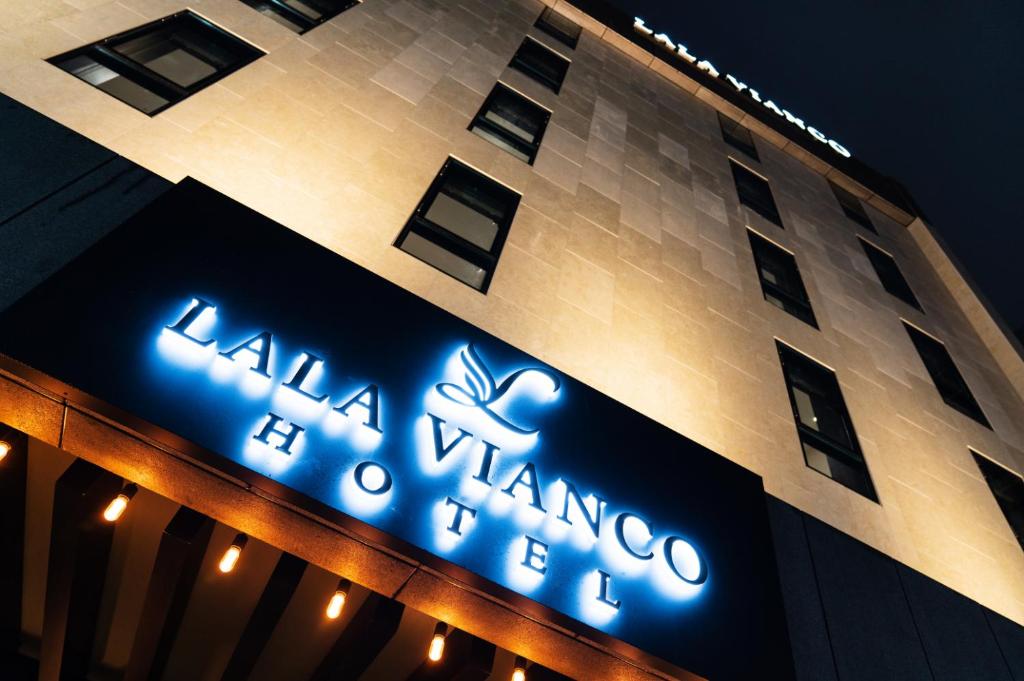 釜山的住宿－LALA VIANCO BUSINESS Hotel，建筑物一侧的灯光标志