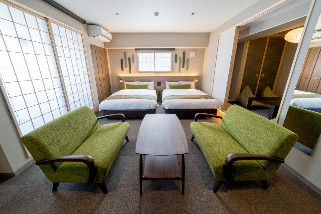 京都的住宿－RESI STAY Hotel Sun Chlorella，酒店客房,配有两张床和两把椅子