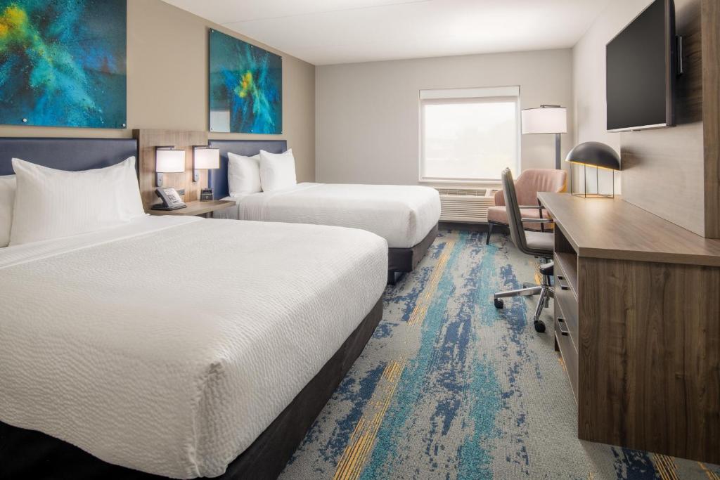Postel nebo postele na pokoji v ubytování La Quinta Inn & Suites by Wyndham Spokane Downtown