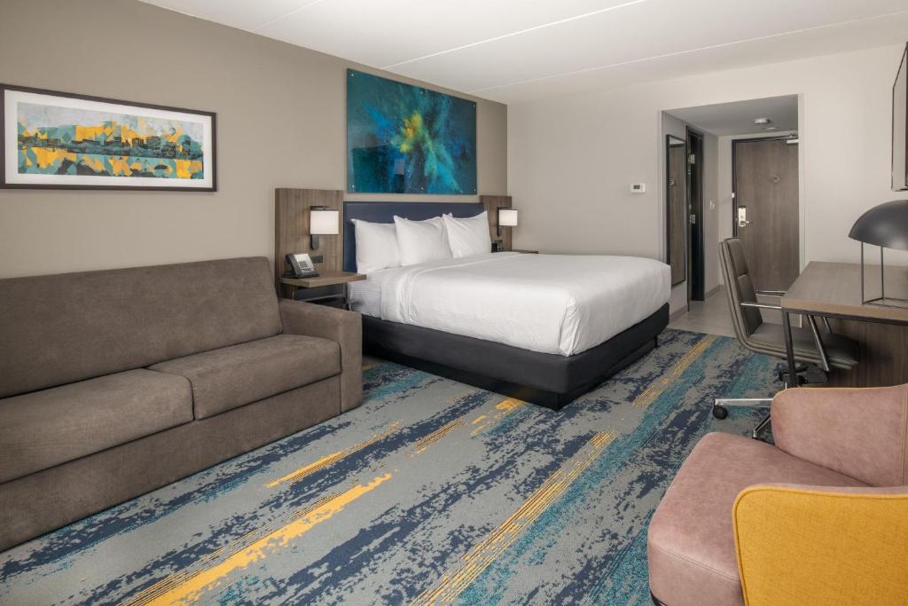 Postel nebo postele na pokoji v ubytování La Quinta Inn & Suites by Wyndham Spokane Downtown