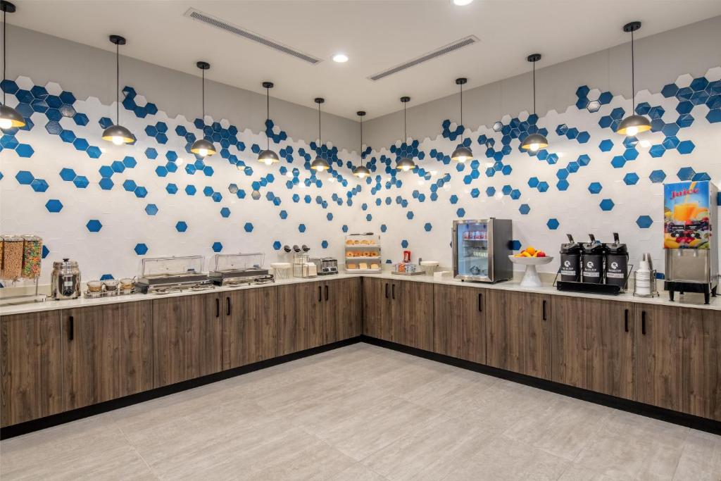 Příslušenství pro přípravu čaje a kávy v ubytování La Quinta Inn & Suites by Wyndham Spokane Downtown