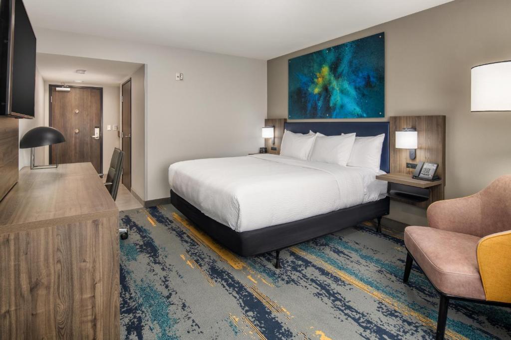 Postel nebo postele na pokoji v ubytování La Quinta Inn & Suites by Wyndham Spokane Downtown