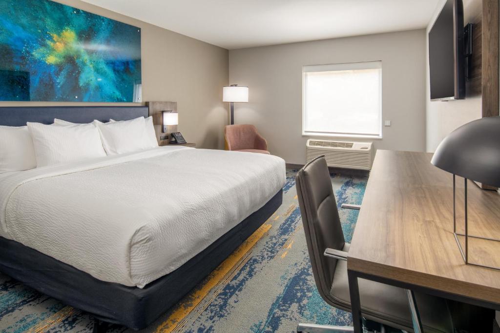 Postel nebo postele na pokoji v ubytování La Quinta Inn & Suites by Wyndham Spokane Downtown