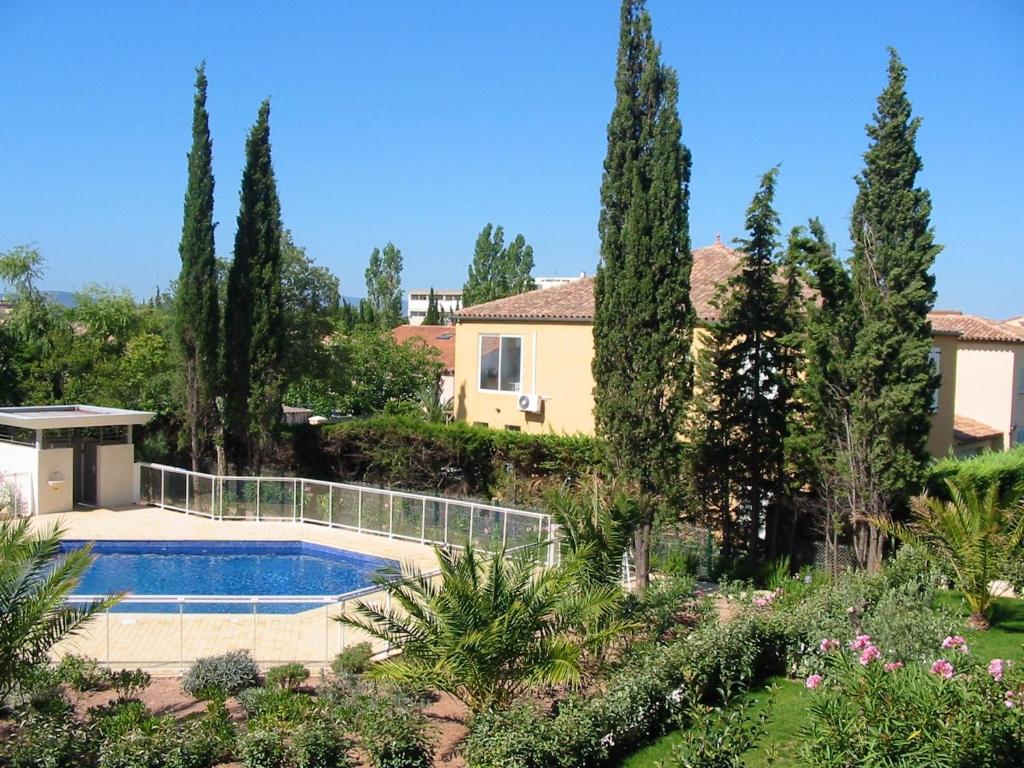 uma villa com piscina e árvores em Appartement de 2 chambres a Frejus a 800 m de la plage avec piscine partagee terrasse amenagee et wifi em Fréjus