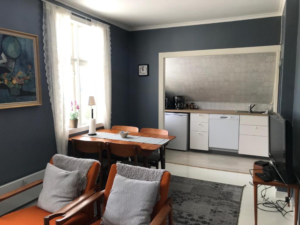 ストランダにあるFjord View Apartmentのリビングルーム(テーブル付)、キッチン