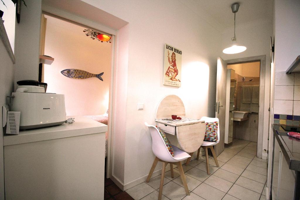 una piccola cucina con tavolo e due sedie di Studio 10 A a Faro