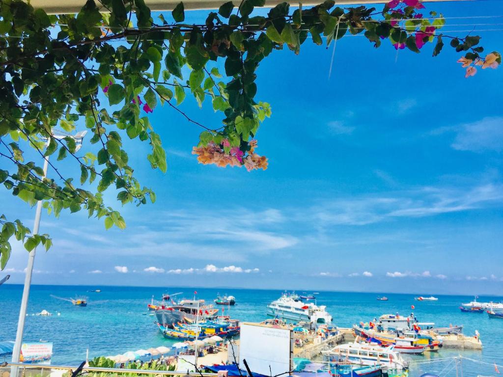 een uitzicht op een strand met boten in het water bij Binh Yen Hotel in Ly Son