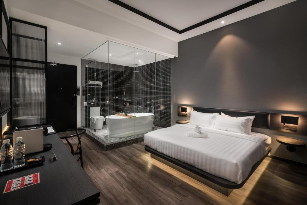 Modern Hotel Georgetown - Deluxe Double Room Bathtub With Balcony