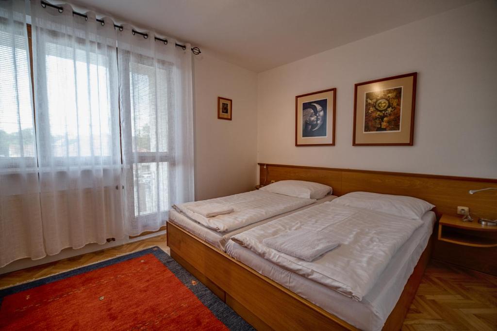 Giường trong phòng chung tại Apartmán u lázní Lednice