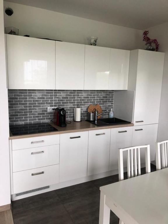 Kuchyňa alebo kuchynka v ubytovaní M&K Apartamenty Zielony Zakątek - Sobieszewo