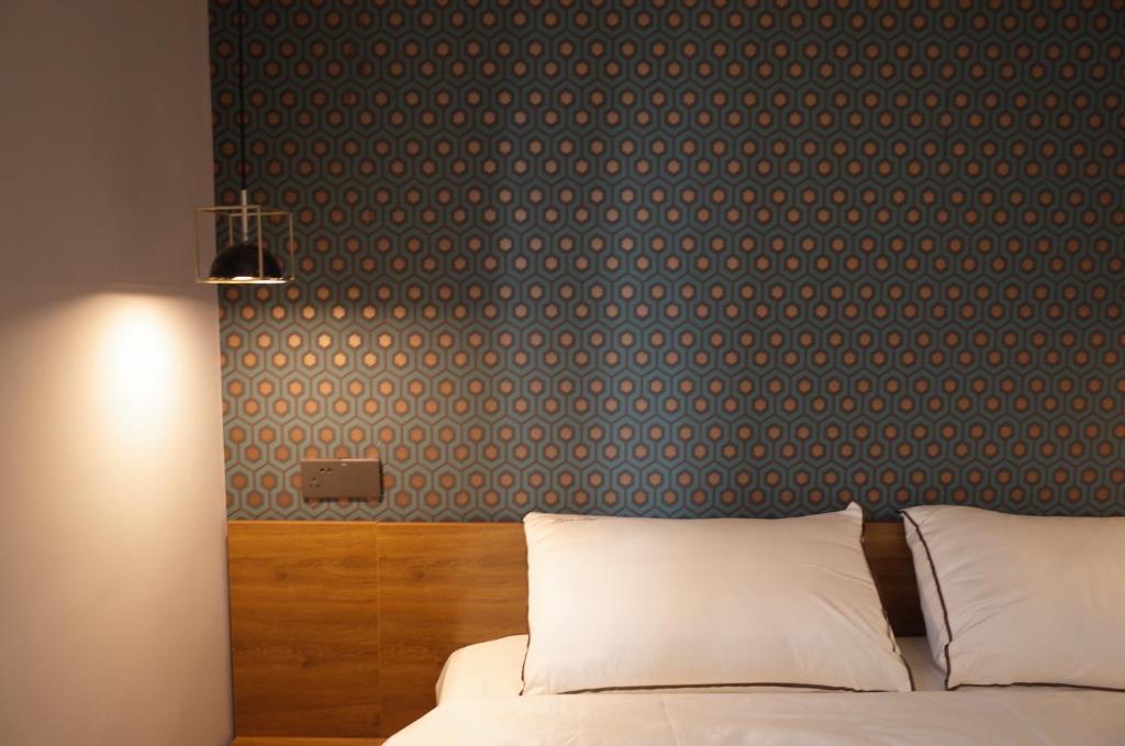 Postel nebo postele na pokoji v ubytování Shanghai Downtown Hills Boutique Guesthouse - Near Metro Line 7, Exit 3, Changping Road