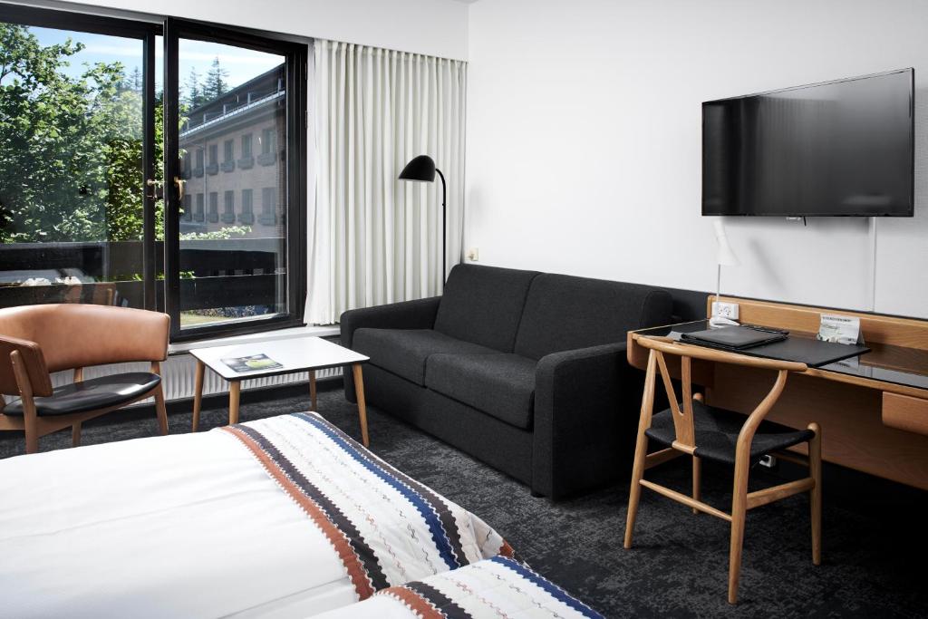 TV a/nebo společenská místnost v ubytování Munkebjerg Hotel