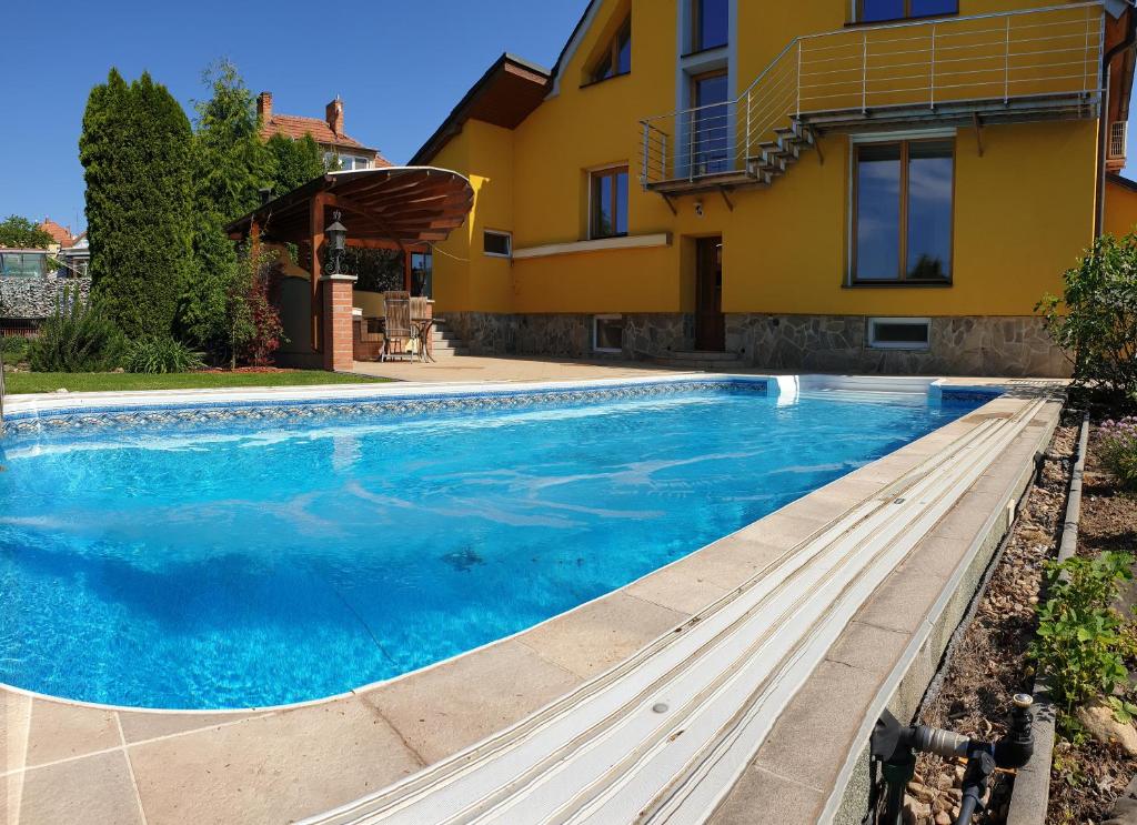 Bazén v ubytování Apartmány Znojmo nebo v jeho okolí