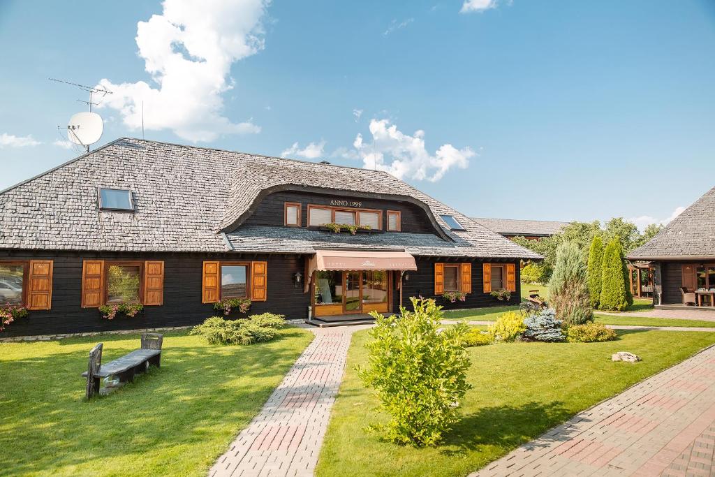 una casa con un banco en el patio en Aparjods en Sigulda